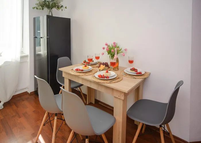 Maya's Flats & 47 - Heweliusza